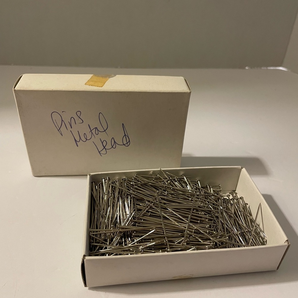 Lark Brand Straight Steel Bank Pins 1-1/2 “ 1/2lb box